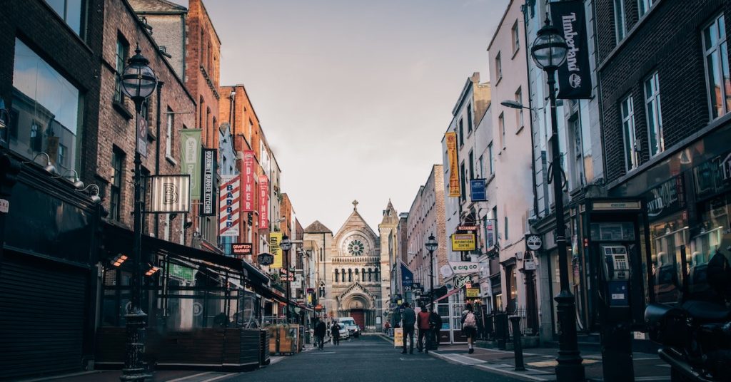 Comment aller en Irlande en voiture : astuces et conseils